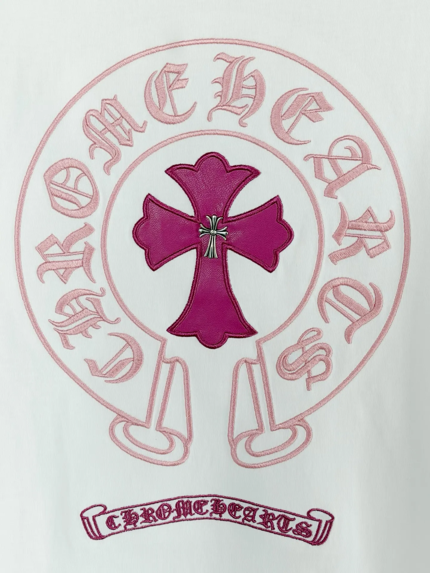 P170 [High Quality] Chrome hearts T-shirt short sleeve. The new model is embroidered with leather horseshoe logo on the front and back, and the back panel is designed with leather ten-rivet embroidery. High-end custom-made 32-count 285-gram fabric. Soft to the touch. Comfortable to wear. Exquisite stitching. Fine workmanship. The upper body effect is incomparably handsome! Same style for men and women Color: Black White Size: S to xL Size chart S: Shoulder width 51 - Bust 55 - Clothing length 70 M: Shoulder width 53 - Bust 57 - Clothing length 72 L: Shoulder width 55 - Bust 59 - Clothing length 74 XL: Shoulder width 57 - Bust 61 - Clothing length 76